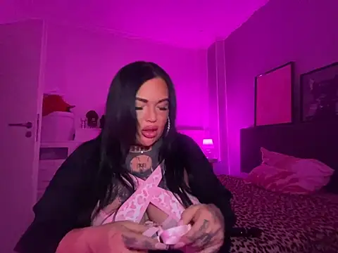 Snapshot of _MelinaCurves_ chatting on January 2025 10:55:01 PM MelinaCurves online show from January 2025 10:55:01 PM