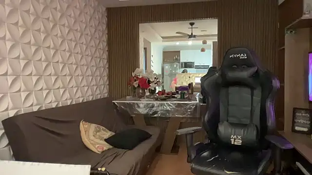 Leilacharlotte online show from April 2026 12:23:01 PM