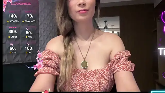 Snapshot of Leilacharlotte chatting on October 2025 10:09:02 PM Leilacharlotte online show from October 2025 10:09:02 PM