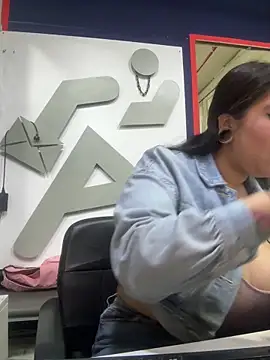 emilyjohanson online show from November 2025 05:34:02 PM