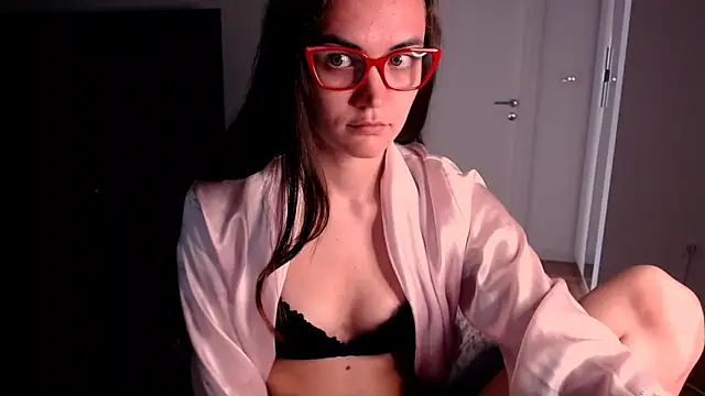 Snapshot of EvelynGG chatting on May 2026 11:28:01 AM EvelynGG online show from May 2026 11:28:01 AM