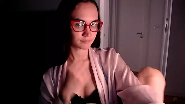 Snapshot of EvelynGG chatting on May 2026 01:54:01 PM EvelynGG online show from May 2026 01:54:01 PM
