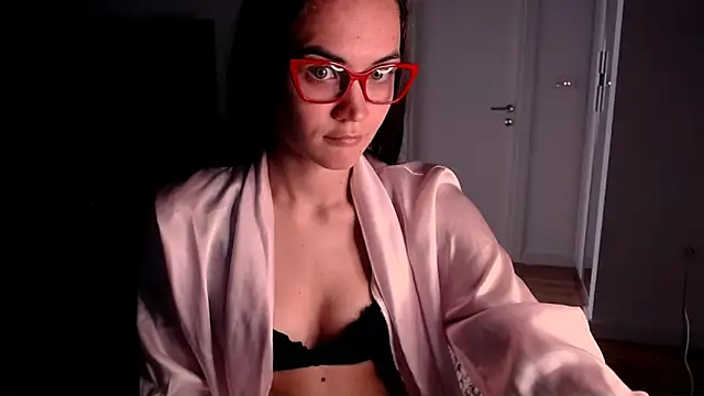 Snapshot of EvelynGG chatting on May 2026 10:57:01 AM EvelynGG online show from May 2026 10:57:01 AM