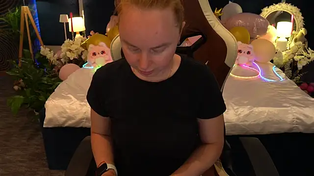MiaRedFox online show from July 2026 12:11:02 PM