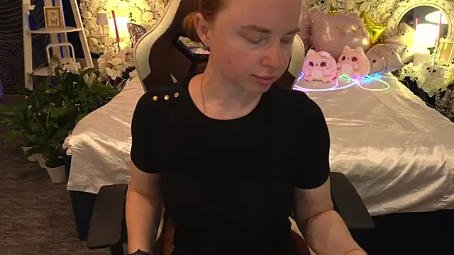 MiaRedFox online show from May 2026 12:15:01 PM