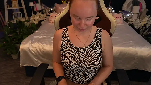 MiaRedFox online show from June 2026 12:03:02 PM