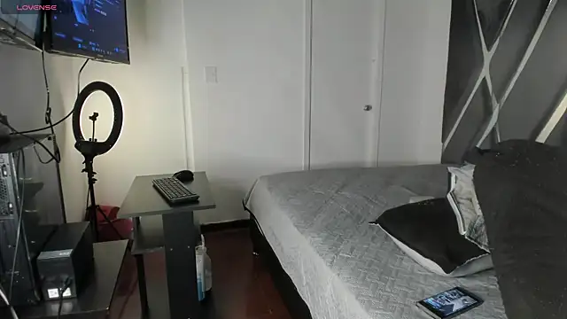 moonsweet1 online show from April 2026 06:50:01 PM