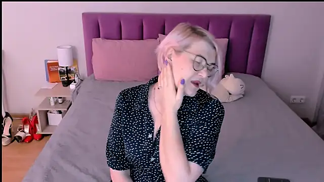 sabrinamacmarren online show from November 2025 01:12:02 PM