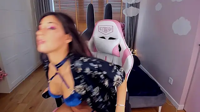 MiaSilkX online show from October 2025 12:15:02 PM