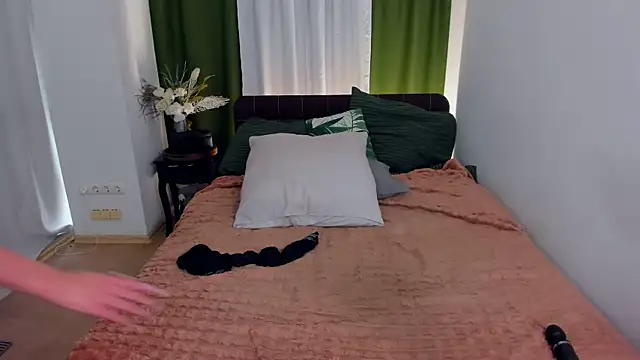 MiaSilkX online show from April 2026 12:30:01 PM