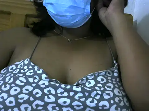 Snapshot of Artinah22 chatting on November 2025 10:24:01 PM Artinah22 online show from November 2025 10:24:01 PM