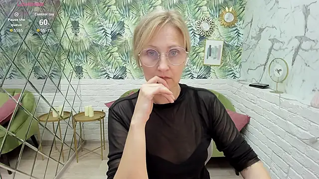 Snapshot of Paris_Cherry chatting on September 2025 08:15:01 PM Paris Cherry online show from September 2025 08:15:01 PM