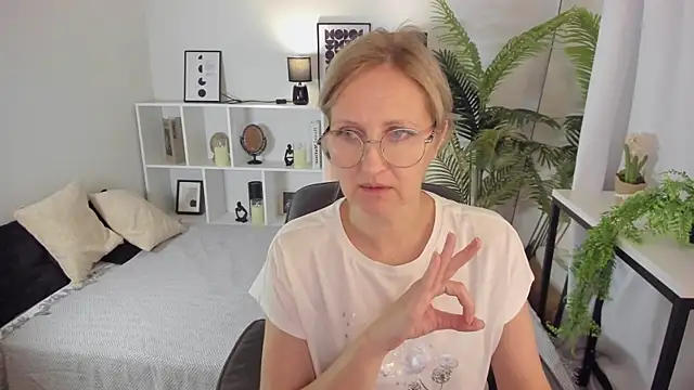 Snapshot of Paris_Cherry chatting on September 2025 08:05:02 PM Paris Cherry online show from September 2025 08:05:02 PM