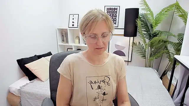 Snapshot of Paris_Cherry chatting on October 2025 08:10:01 PM Paris Cherry online show from October 2025 08:10:01 PM