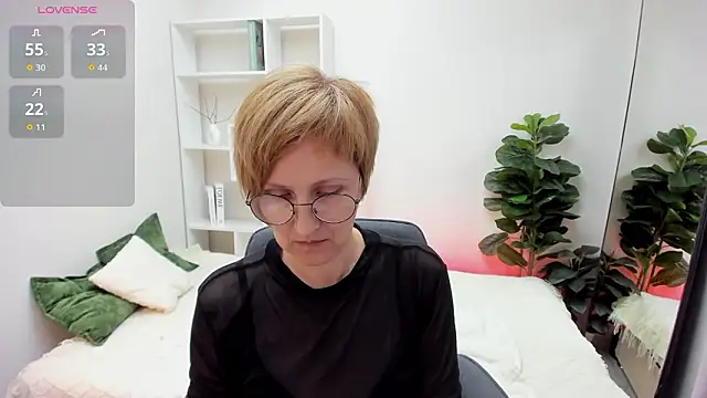 Paris Cherry online show from March 2026 06:01:01 PM