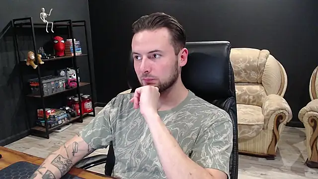 MihasikD online show from November 2025 12:21:02 PM