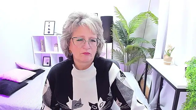 Snapshot of EvelynJoyful chatting on October 2025 05:17:02 AM EvelynJoyful online show from October 2025 05:17:02 AM