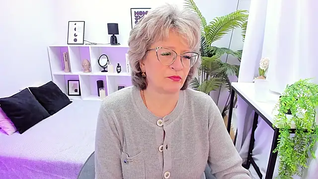 Snapshot of EvelynJoyful chatting on November 2025 05:07:01 AM EvelynJoyful online show from November 2025 05:07:01 AM