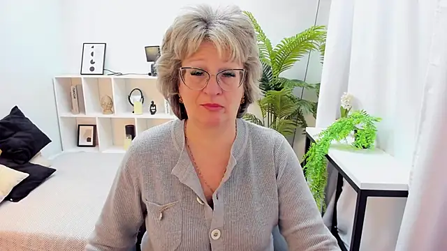 Snapshot of EvelynJoyful chatting on November 2025 05:07:01 AM EvelynJoyful online show from November 2025 05:07:01 AM