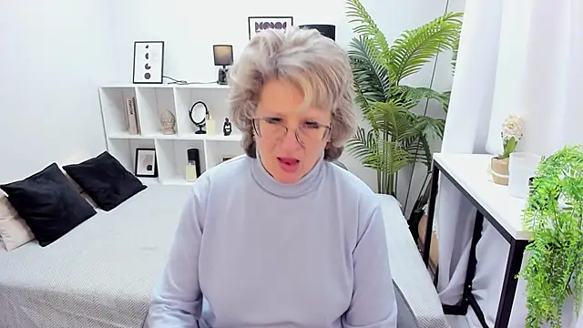 Snapshot of EvelynJoyful chatting on November 2025 05:18:02 AM EvelynJoyful online show from November 2025 05:18:02 AM