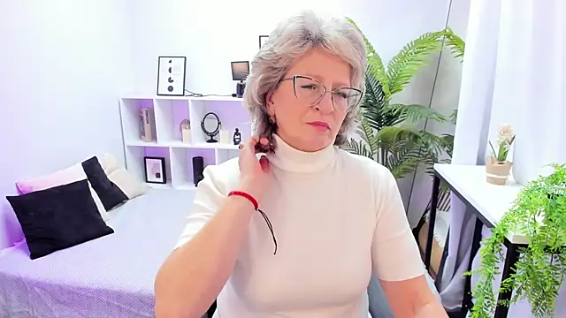 Snapshot of EvelynJoyful chatting on October 2025 05:08:02 AM EvelynJoyful online show from October 2025 05:08:02 AM