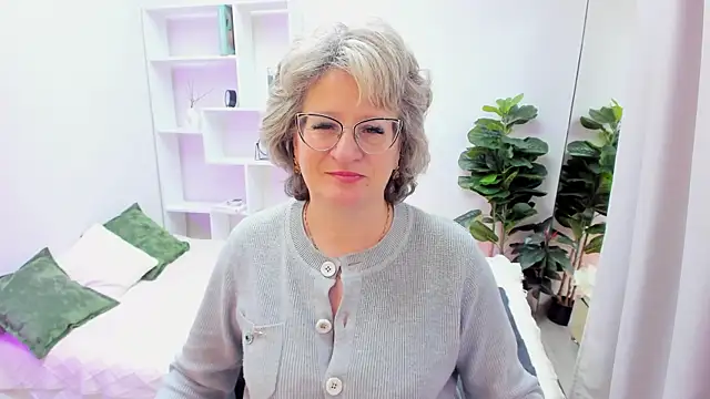 Snapshot of EvelynJoyful chatting on December 2025 05:06:02 AM EvelynJoyful online show from December 2025 05:06:02 AM