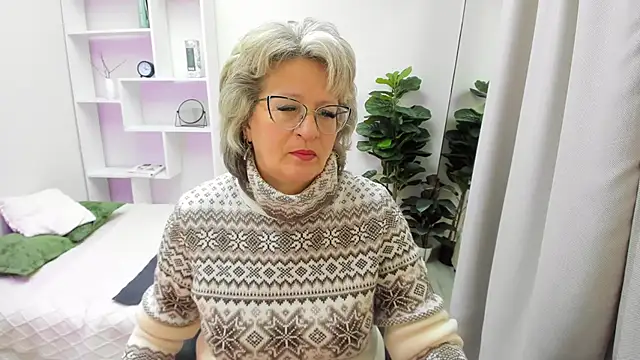 Snapshot of EvelynJoyful chatting on January 2026 05:00:01 AM EvelynJoyful online show from January 2026 05:00:01 AM