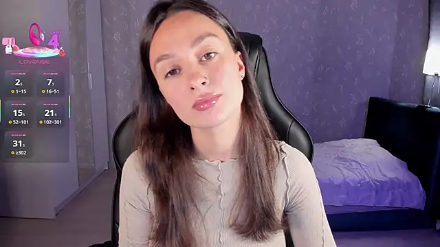 Snapshot of EllaFresh chatting on September 2025 12:04:01 AM EllaFresh online show from September 2025 12:04:01 AM