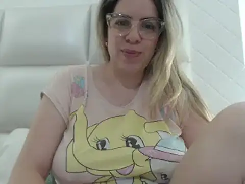 Snapshot of ashlymoon chatting on March 2025 01:13:01 AM ashlymoon online show from March 2025 01:13:01 AM