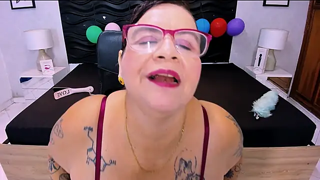 Snapshot of laura_riley chatting on October 2025 12:59:02 PM laura riley online show from October 2025 12:59:02 PM