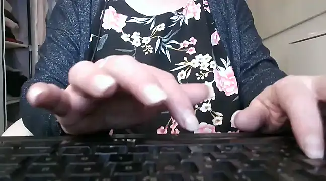 Snapshot of heidi60 chatting on February 2025 08:27:02 AM heidi60 online show from February 2025 08:27:02 AM