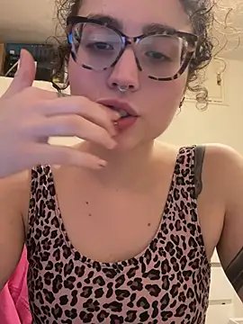 ladyturtle online show from April 2026 08:24:01 PM