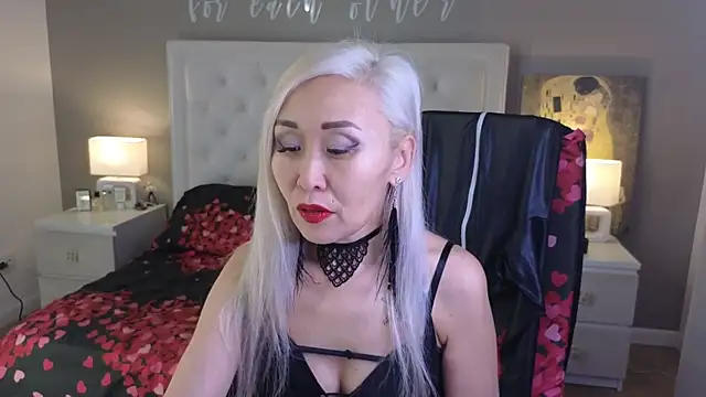 Snapshot of RoxalanaStar chatting on October 2025 08:54:02 PM RoxalanaStar online show from October 2025 08:54:02 PM