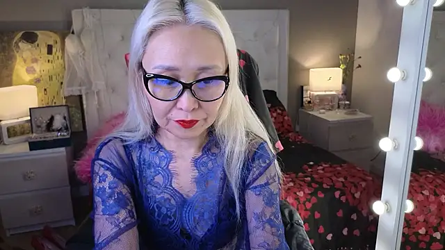 Snapshot of RoxalanaStar chatting on January 2026 11:25:01 PM RoxalanaStar online show from January 2026 11:25:01 PM