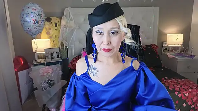 RoxalanaStar online show from April 2026 08:10:01 PM