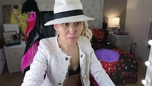 Snapshot of RoxalanaStar chatting on June 2026 10:21:02 AM RoxalanaStar online show from June 2026 10:21:02 AM