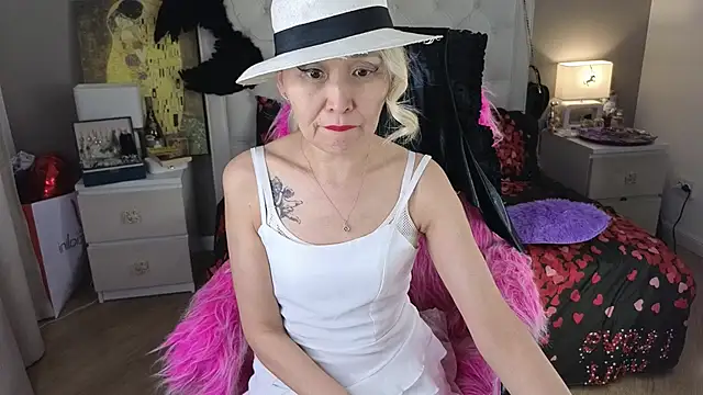 Snapshot of RoxalanaStar chatting on June 2026 09:09:02 PM RoxalanaStar online show from June 2026 09:09:02 PM