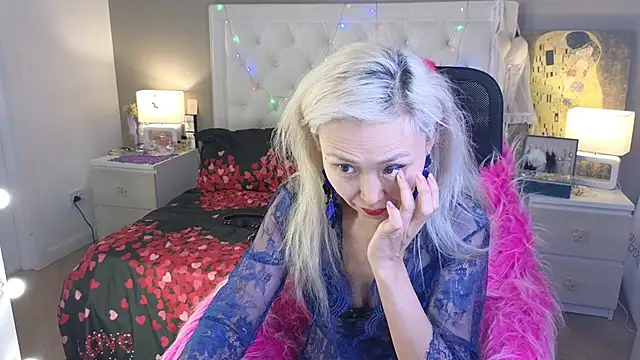 Snapshot of RoxalanaStar chatting on February 2026 11:15:02 PM RoxalanaStar online show from February 2026 11:15:02 PM