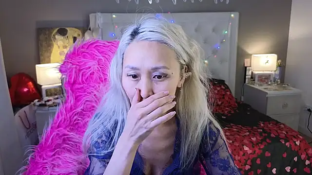 Snapshot of RoxalanaStar chatting on February 2026 10:22:02 PM RoxalanaStar online show from February 2026 10:22:02 PM