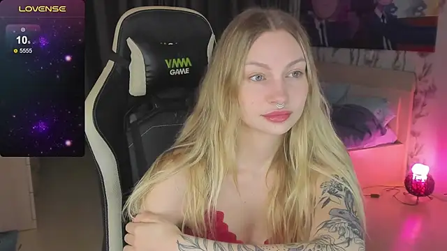 BiMolly online show from March 2025 04:31:02 PM