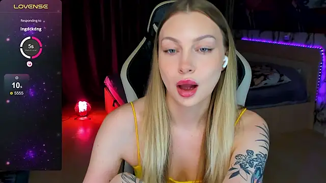 BiMolly online show from October 2025 03:26:02 PM