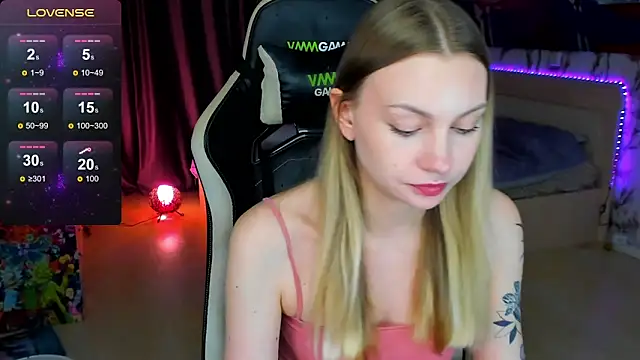 BiMolly online show from November 2025 08:01:01 PM