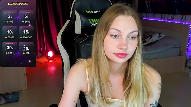 BiMolly online show from September 2025 10:04:01 PM