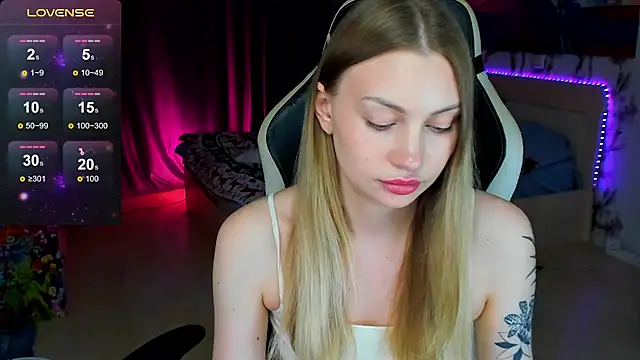 BiMolly online show from December 2025 03:10:02 PM