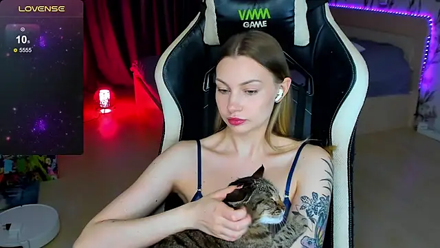 BiMolly online show from November 2025 01:39:02 PM