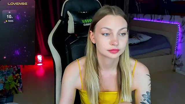 BiMolly online show from November 2025 02:32:01 PM