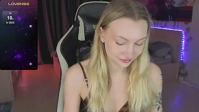 BiMolly online show from March 2025 08:44:02 PM