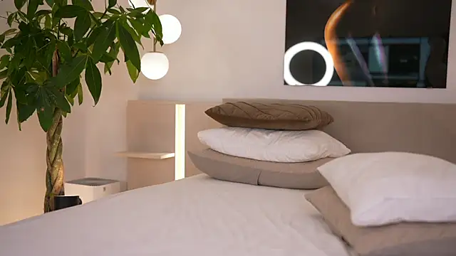 Snapshot of DoviaClaire chatting on December 2025 08:02:01 AM DoviaClaire online show from December 2025 08:02:01 AM