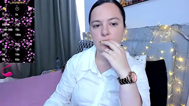 angelaagomez online show from April 2026 06:01:01 PM