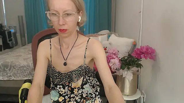 Snapshot of LuxuryNika chatting on June 2026 04:04:02 PM LuxuryNika online show from June 2026 04:04:02 PM